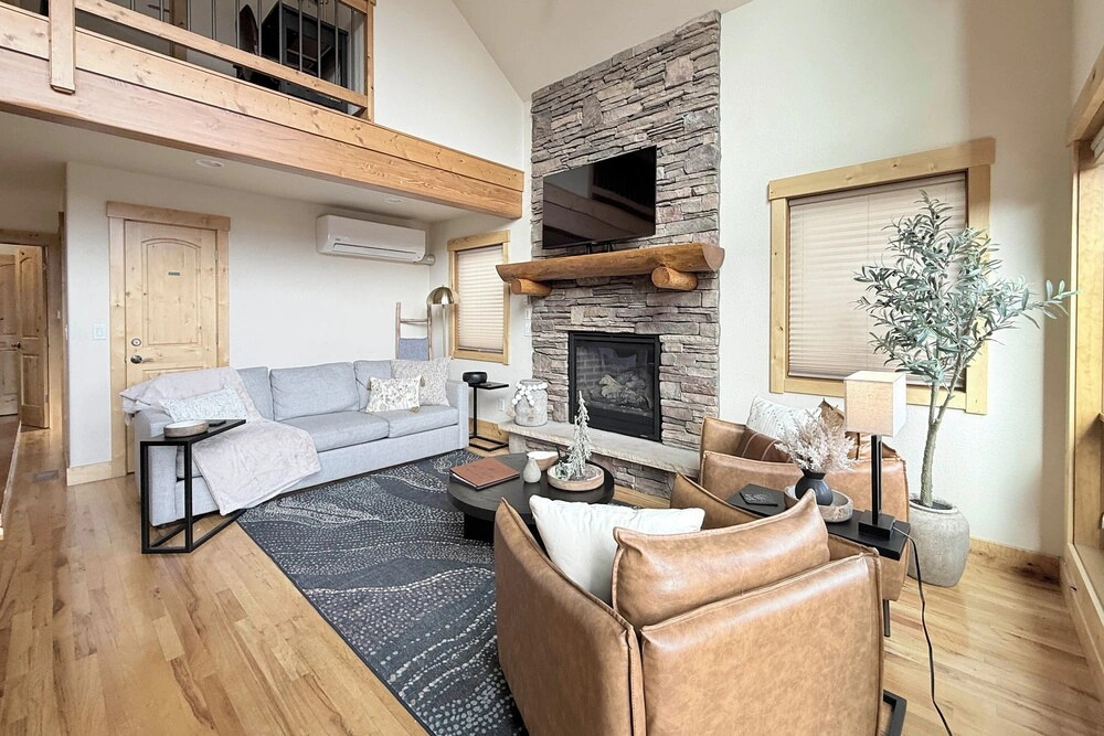 Updated & Spacious Lodge in Heart of Estes Park!