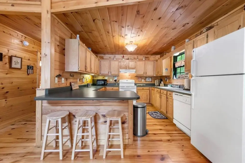 Elliotts Hideaway Adorable Cabin Fire pit hot tub Deck pet Friendly Wifi