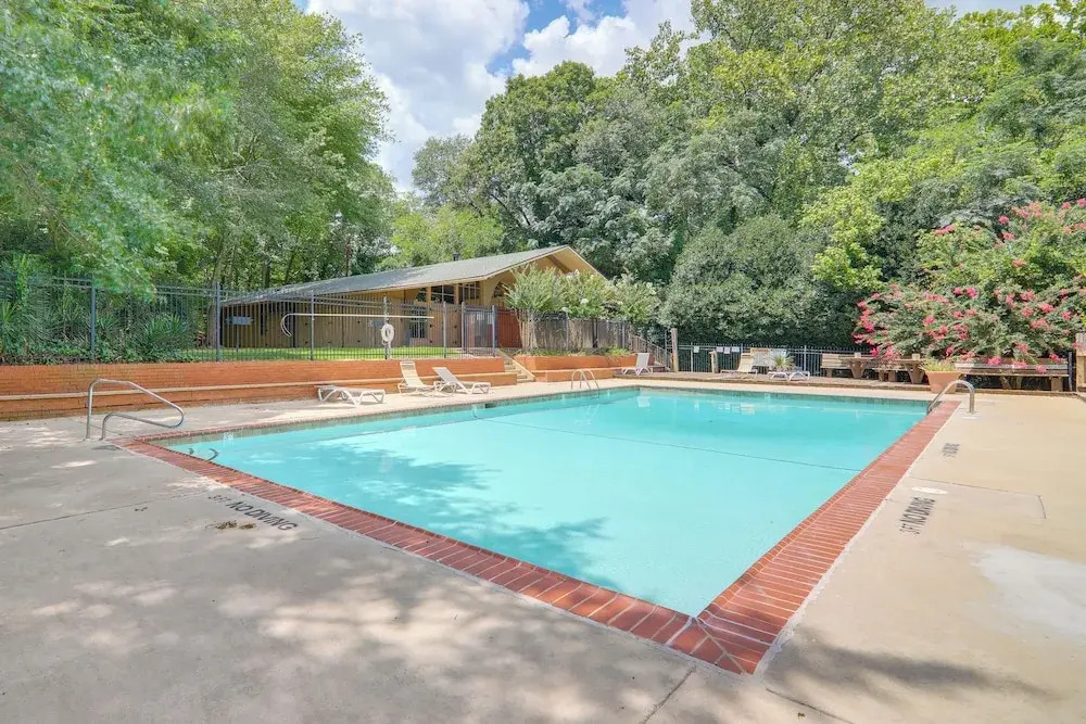 1 Mi to Dtwn & Uga: Condo w/ Pool in Athens!