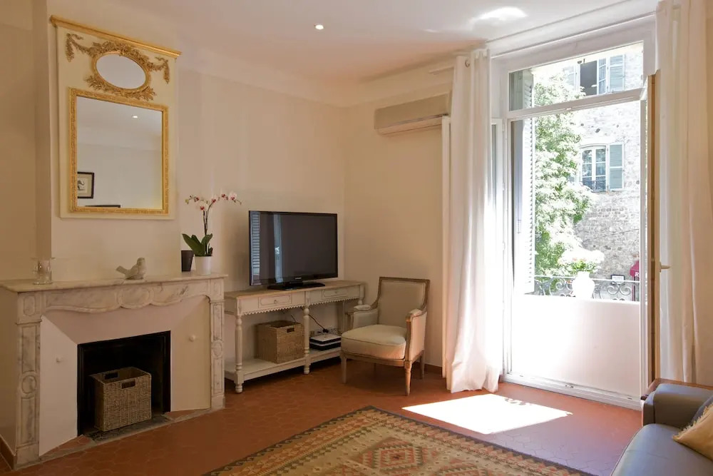 Prime Location for This 1 Bedroom Apartment Full of Charm in the Heart of the ol