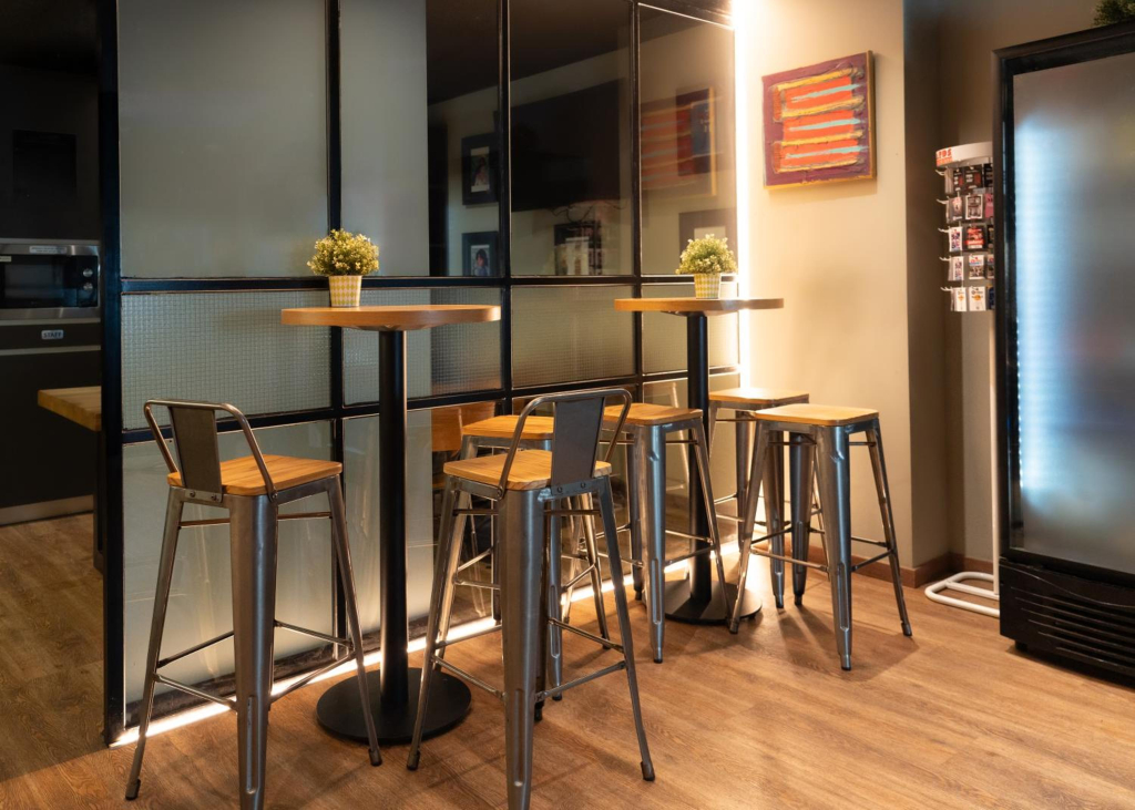 Airhostel Barcelona Airport 24h