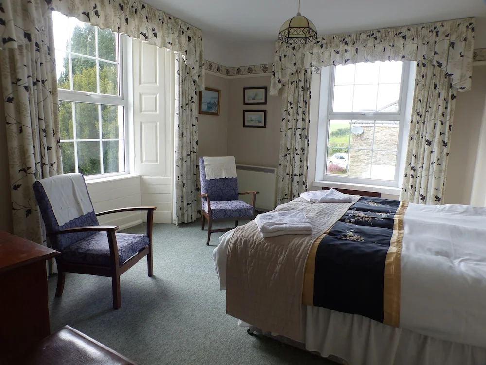 Self Catering Apartment in Mansion House in Beautiful Gardens With Pool