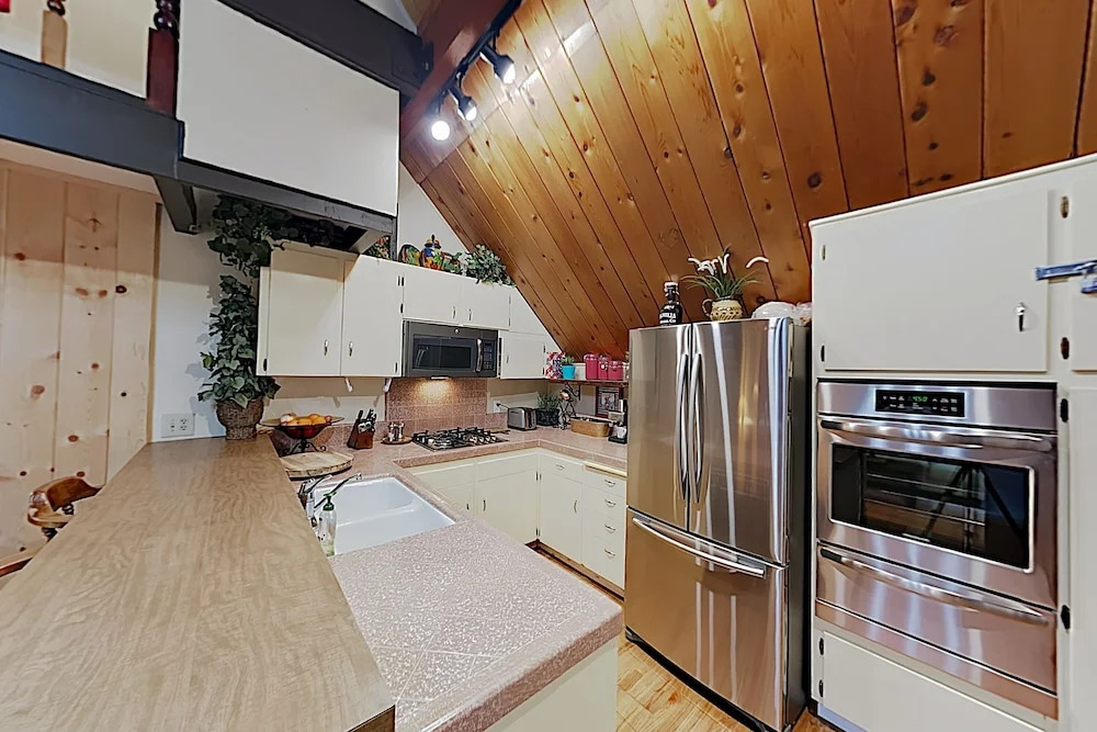 Family-Friendly Cabin W/ Private Hot Tub Home