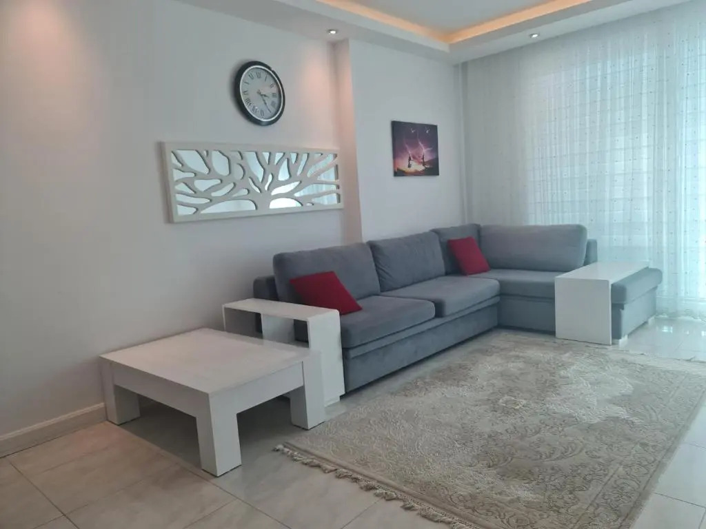 Sea view apartment, 5 mins to the beach