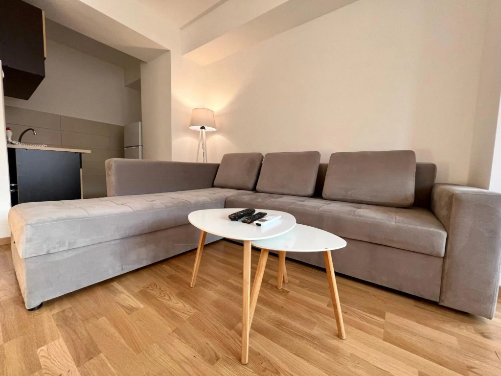 Sara's Apartment Cozy and Close to Center with Private Parking