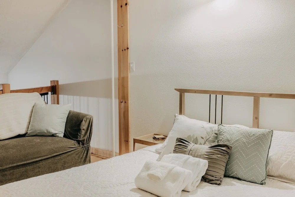 18sll - Newly Remodeled - Sleeps 4 - Fireplace - W/d 1 Bedroom Condo by Redawning