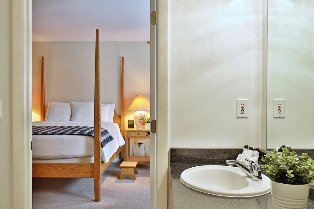 The Birch Ridge: Blue Velvet Room #10 - Queen Suite In Killington, Vermont. Hot Tub. Lounge. 1 Bedroom Home