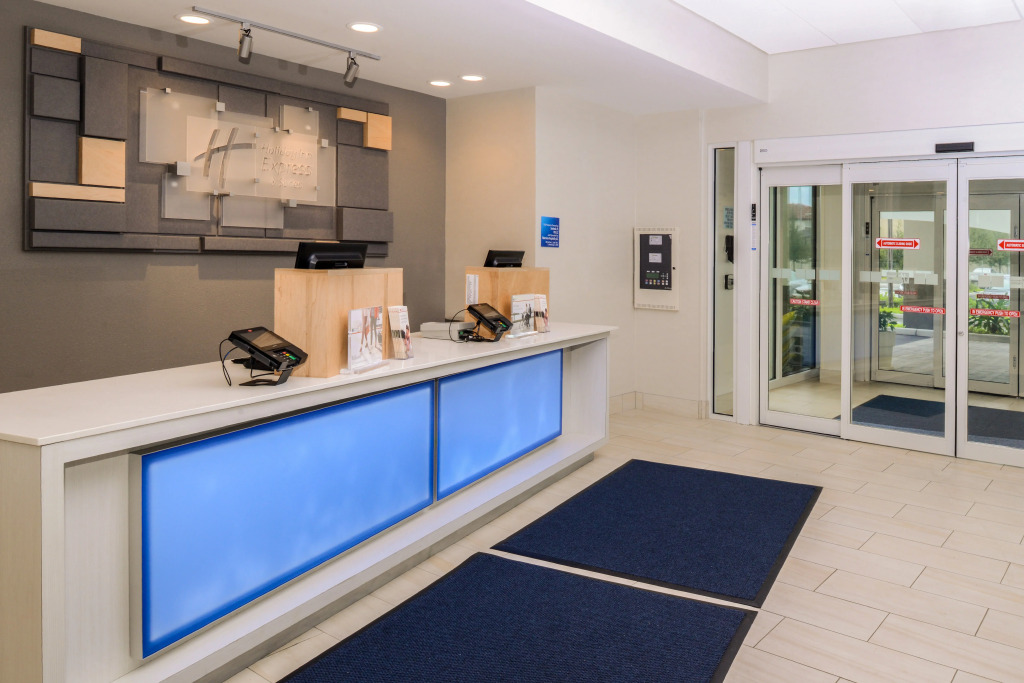 Holiday Inn Express & Suites - St. Petersburg - Madeira Beach by IHG