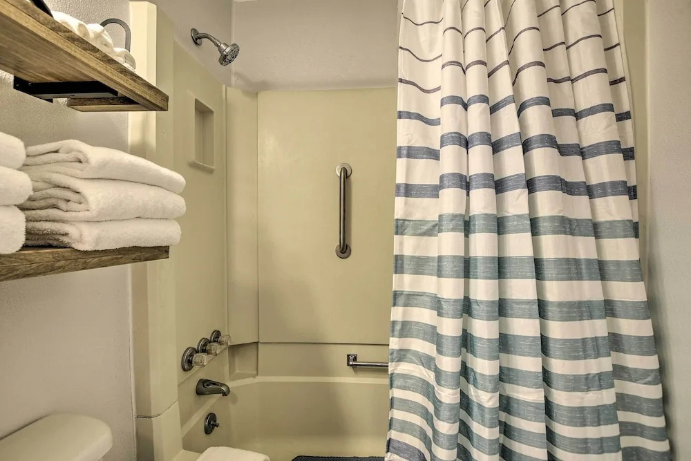 Beachfront Condo w/ Balcony: Walk to Apache Pier
