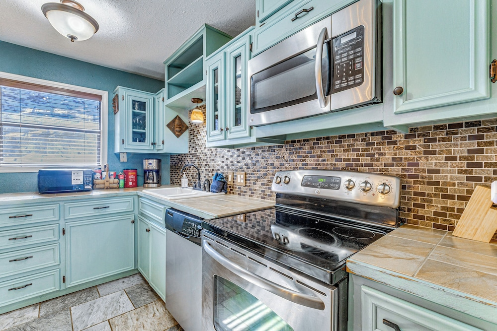2 Mi to Midtown: Ruidoso Retreat w/ Hot Tub!