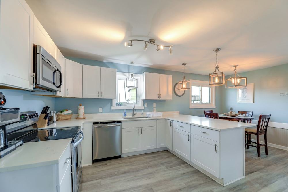 Luxe 'cozy Crab Shack' w/ Porch in Indian Beach!