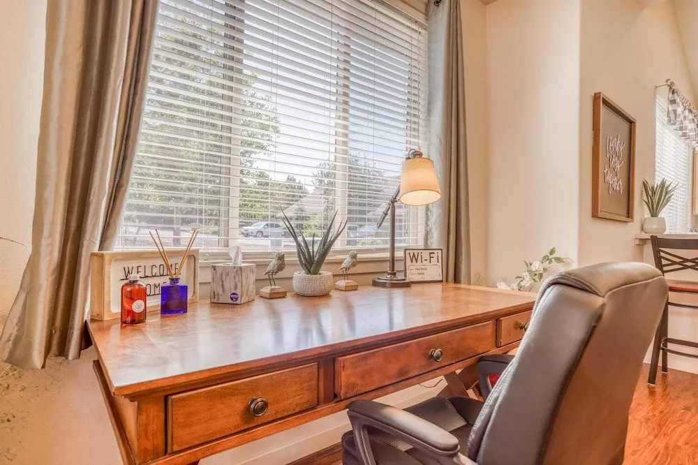 Spacious Outdoor Patio and Resort Amenities - Stylish Retreat
