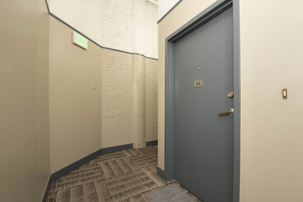 One Bed Loft Apartment with great wifi!