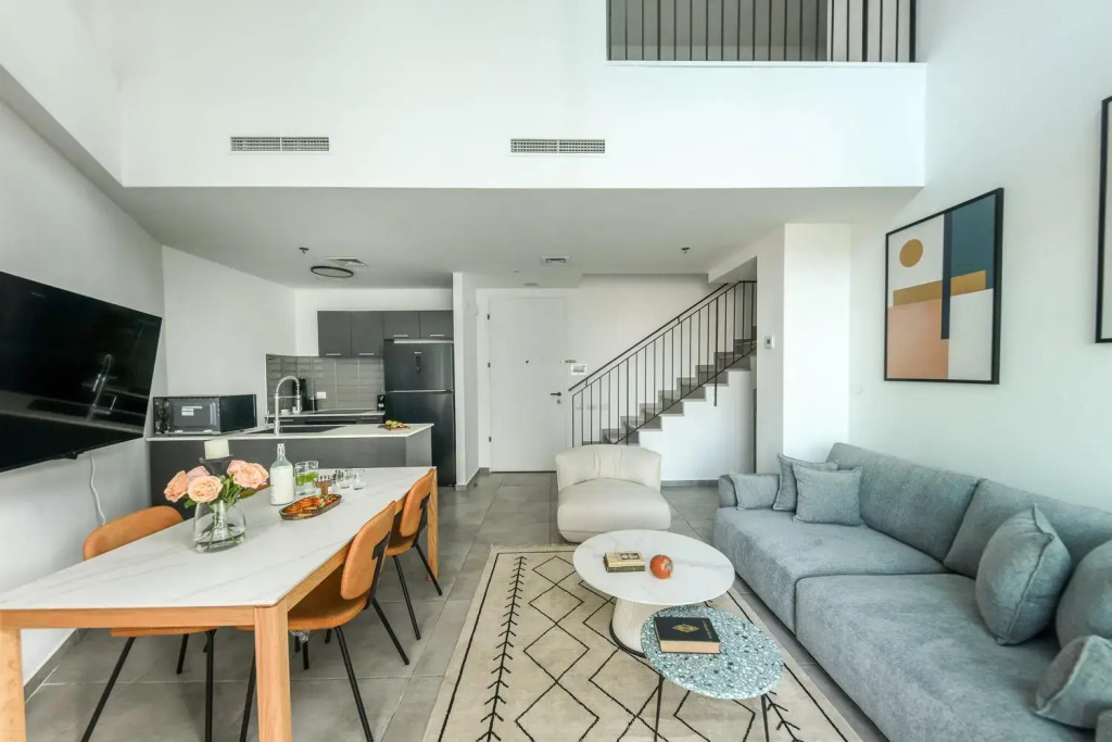 High-rise 3 bedroom Apartment with Balcony