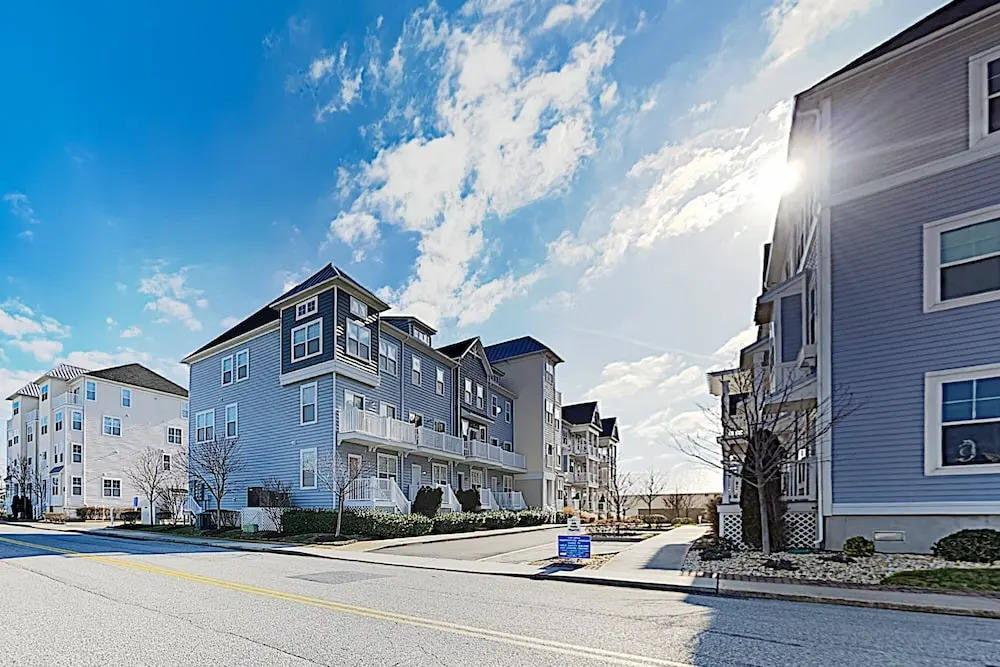 Upscale W/ Balcony - 2 Blocks To Beach! 4 Bedroom Condo