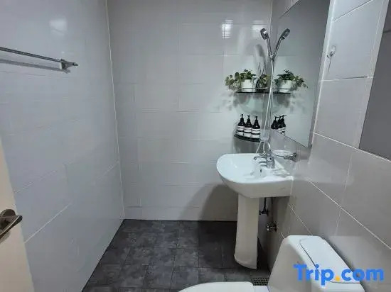 Near Hongik University/Subway Hapjeong Station 1 minute/8ppl/3br/4QBED/Near YG/iMac/Luggage storage