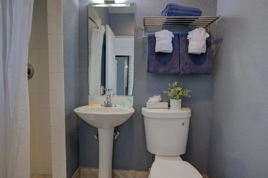 Beach House Inn with POOL & Beach Access