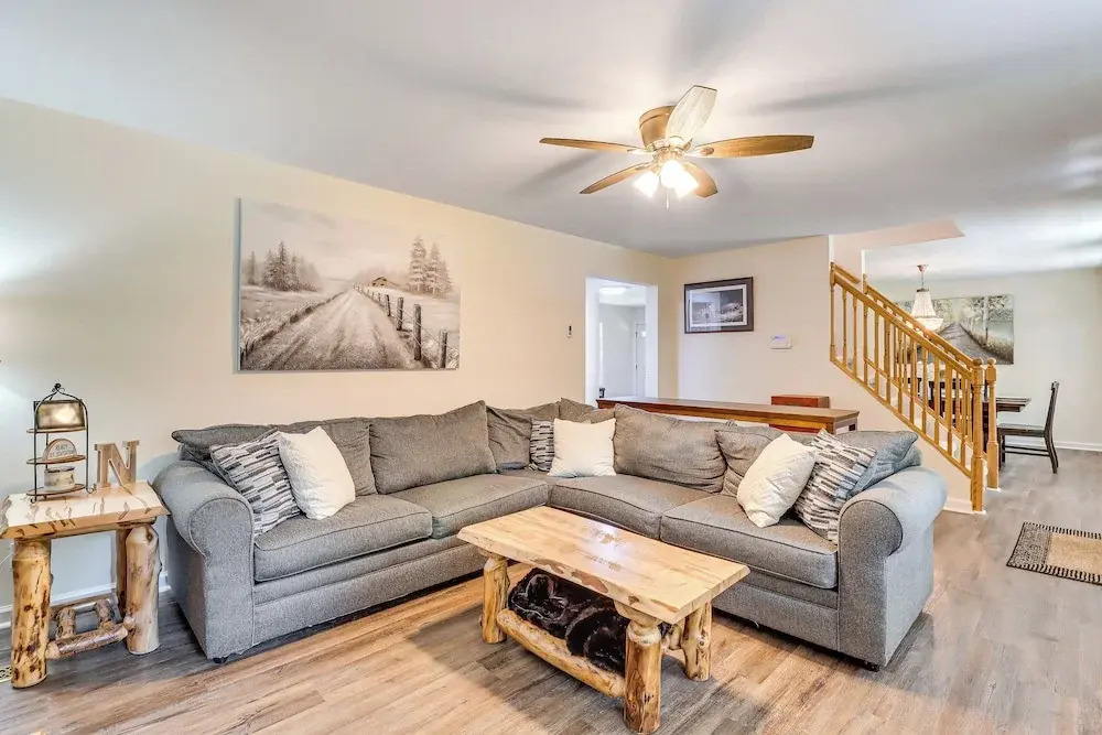 7 Mi to Big Boulder: Resort-style Poconos Retreat