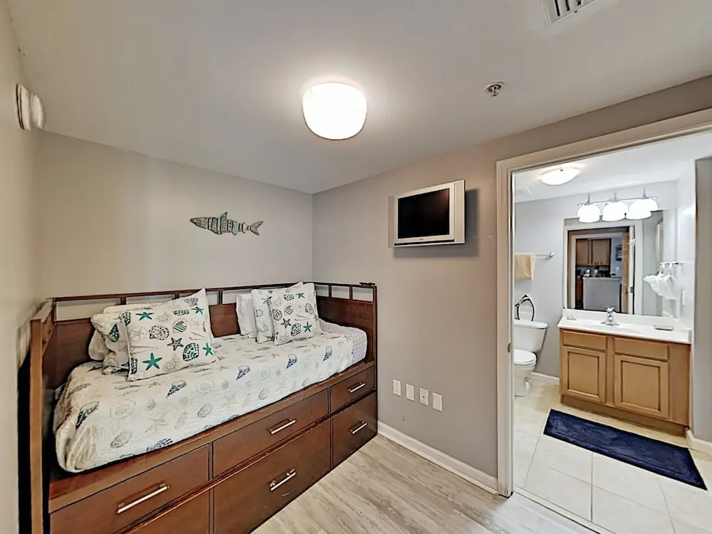 Relax At The Palms. 3rd Floor Pool View 2 Bedroom Condo