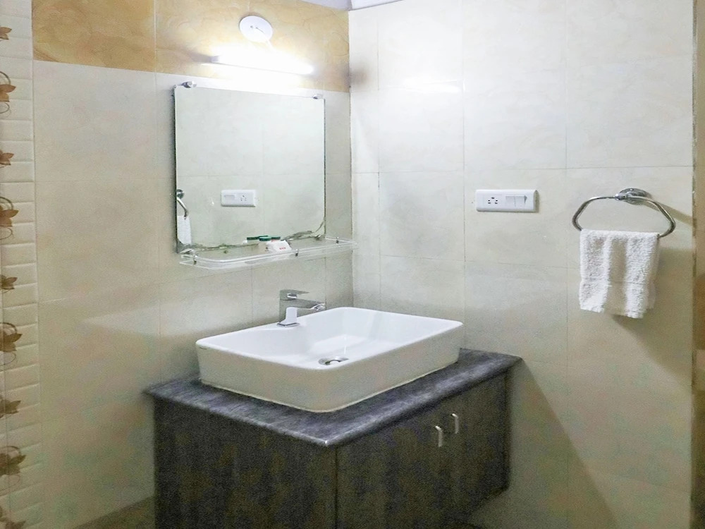 OYO 7583 Hotel Suraj Palace 1