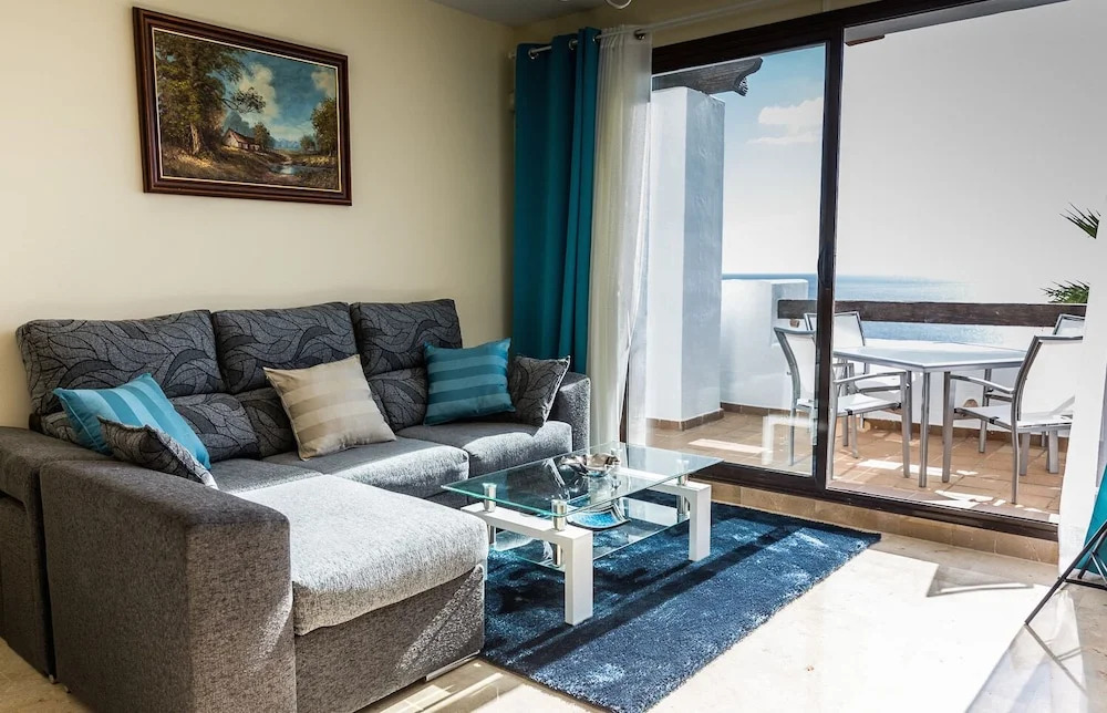 2 bedrooms apartment with sea view