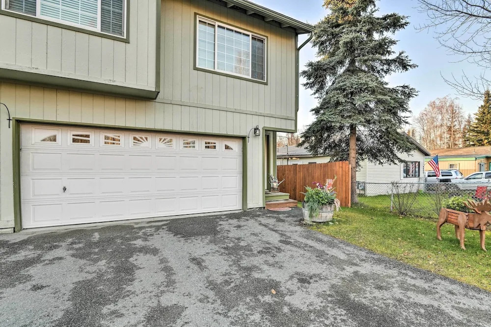 Stunning Anchorage Townhome ~ 5 Mi to Dtwn