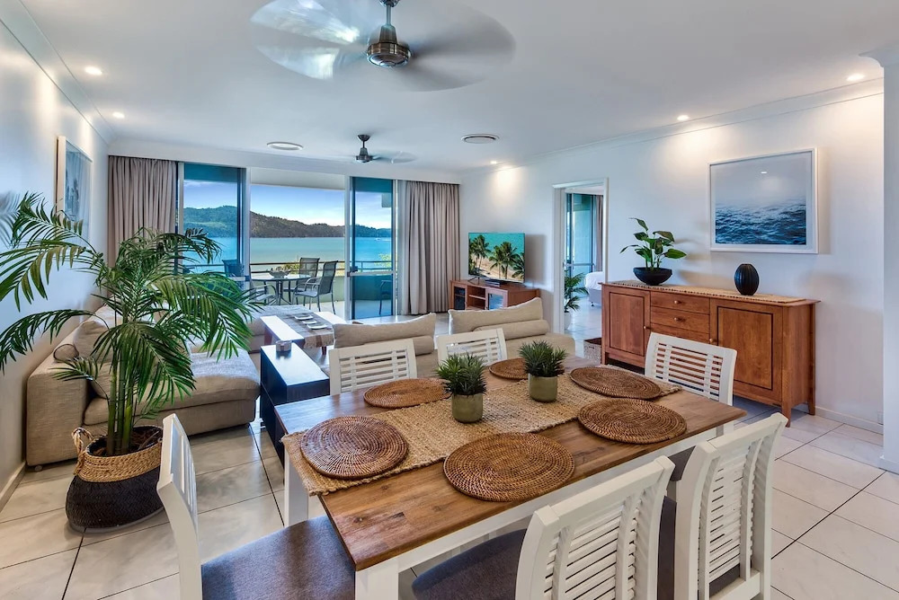 Lagoon 206 on Hamilton Drive