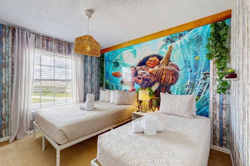 Beautiful Home With Private Pool, Game Room and Basketball Court