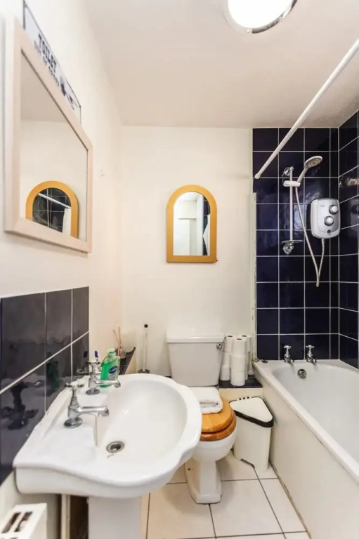 Homely 2 Bedroom House in Kennington With Garden