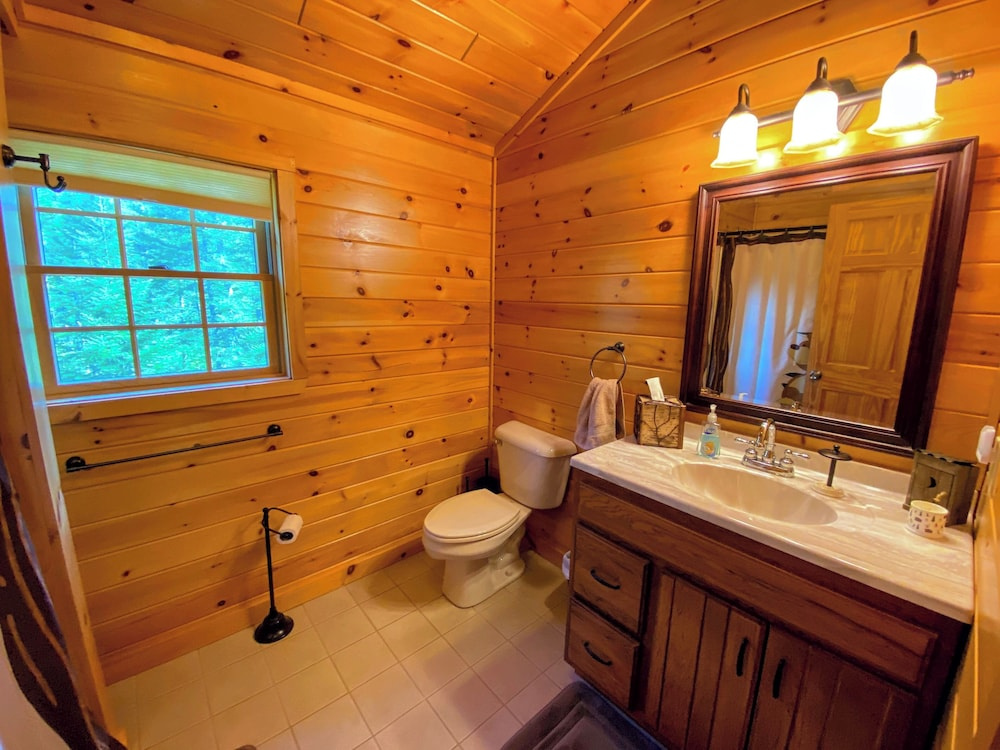 40pl Log Cabin With AC in the Heart of the White Mountains, Less Than 10 Minutes From Bretton Woods!