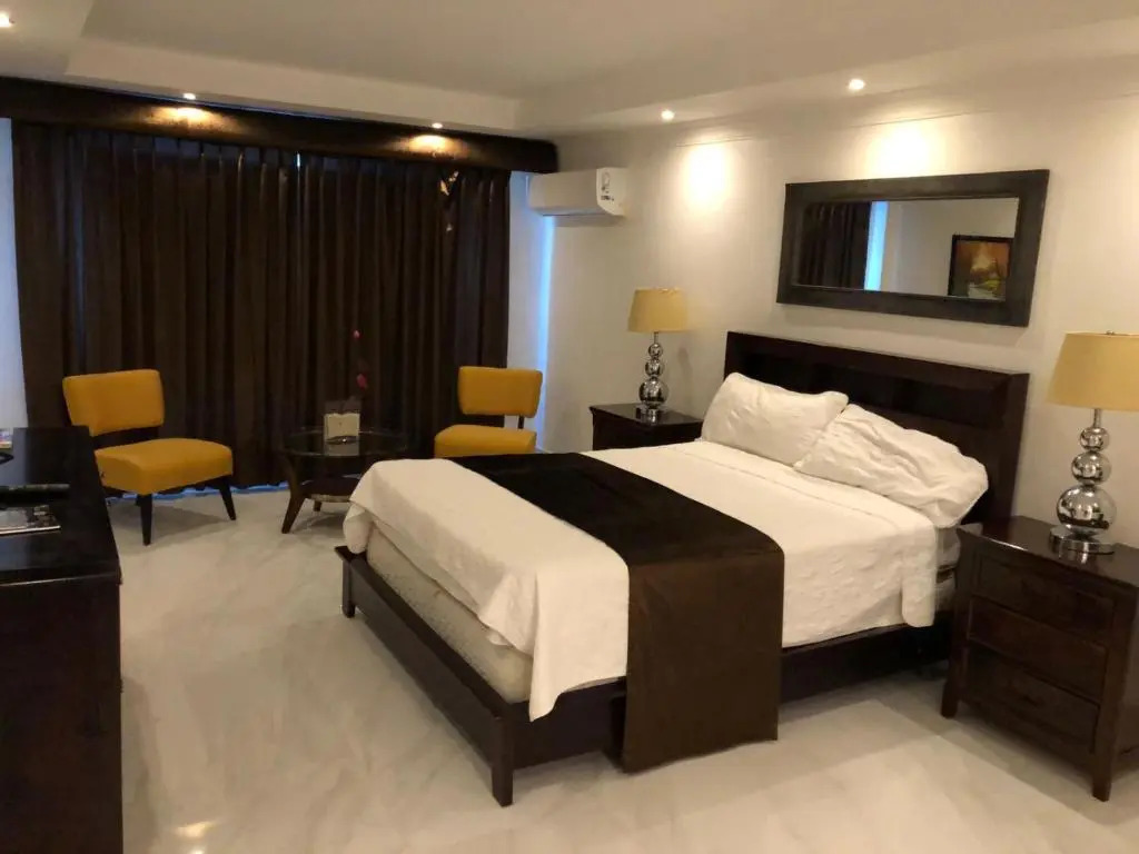 Golden House Hotel & Restaurant