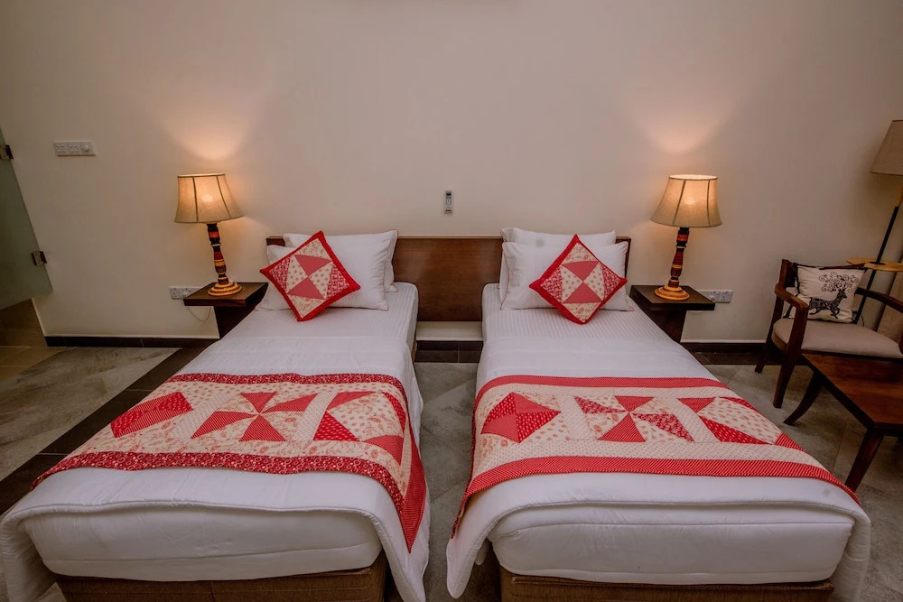 Arhimser Villa-superb 4 bedroom beachfront BB for 8 Ranna, Tangalle, pick up, serviced, taxes included