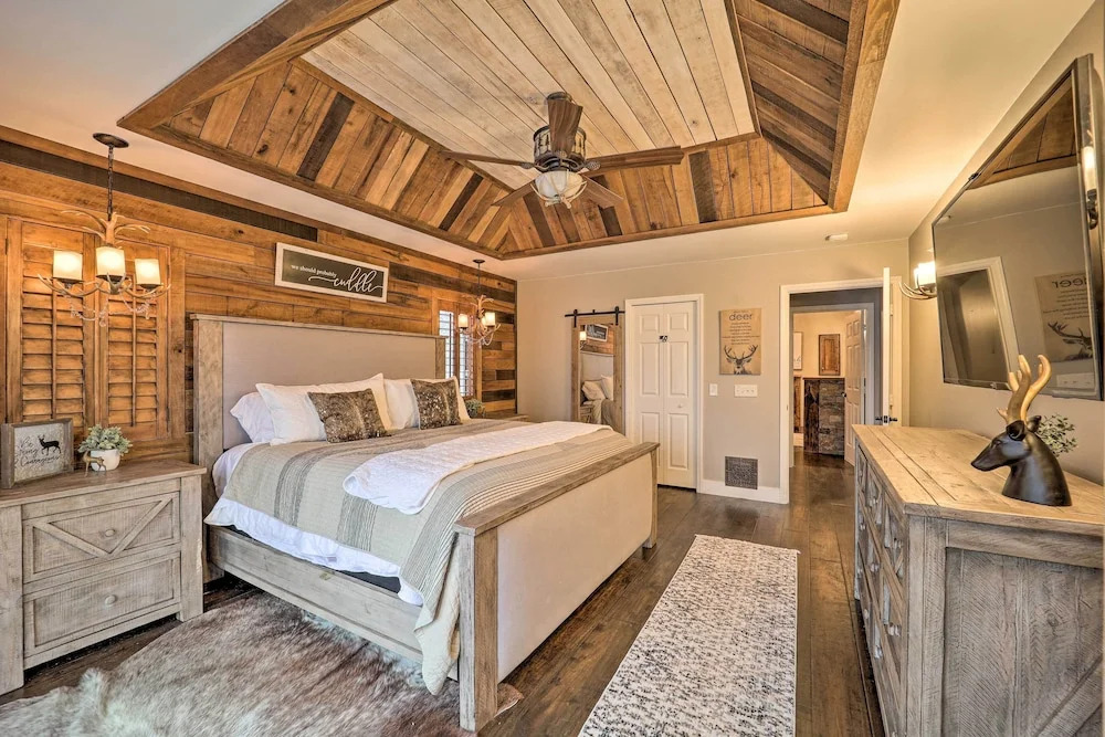 2 Mi to Slopes: Luxe Beech Mtn Cabin w/ Hot Tub