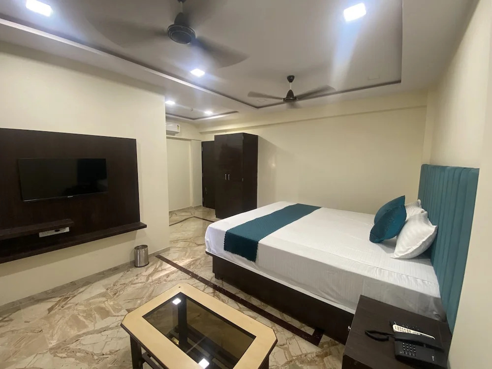 Hotel Classio Inn - Near Kokilaben Hospital, Andheri West Mumbai