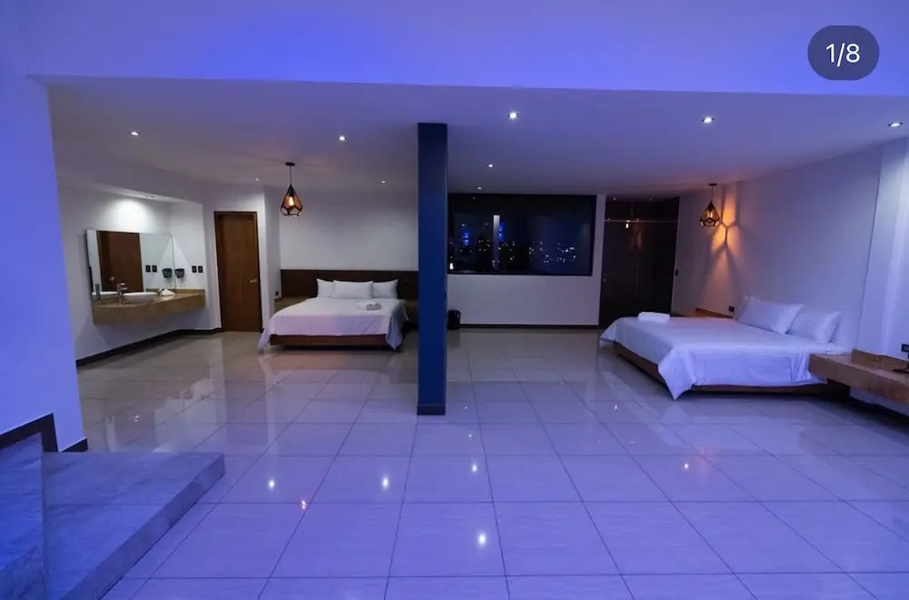 Hotel Hell Blue