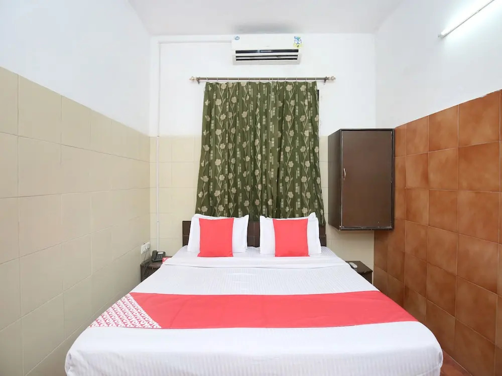Collection O 12986 The Red Hotel