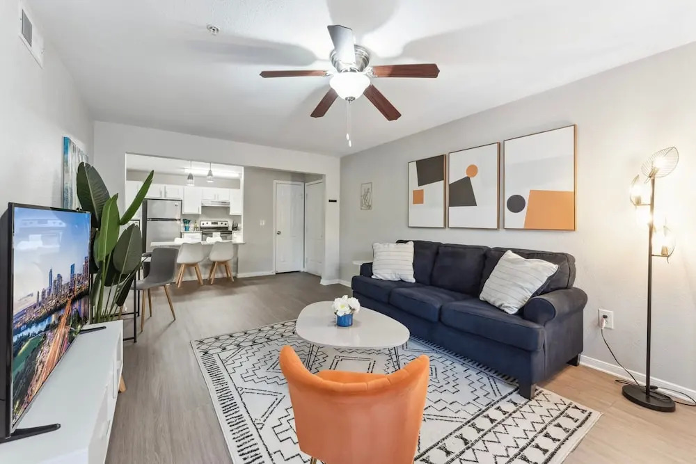 Spacious 2BR King Suites w Pool, Gym, Laundry - Close to Downtown