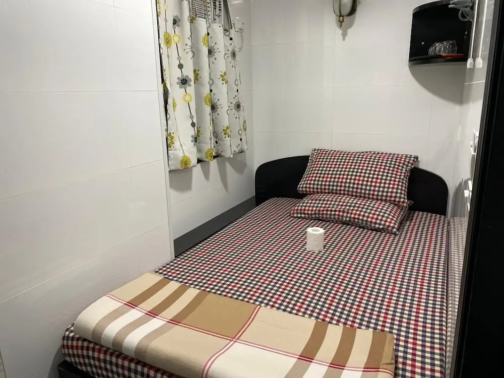 New Day Night Hostel RECEPTION 24 HOUR BLOCK D CHUNGKING MANSION TSIM SHA TSUI KOWLOONN