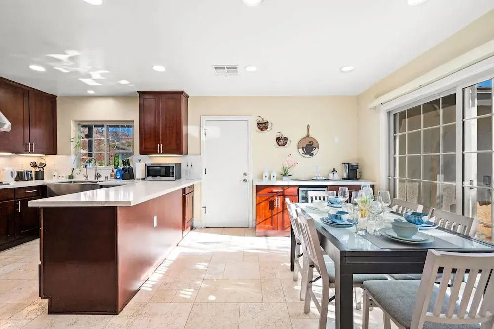 Luxury Estate With Sparkling Pool Elegant Amenities