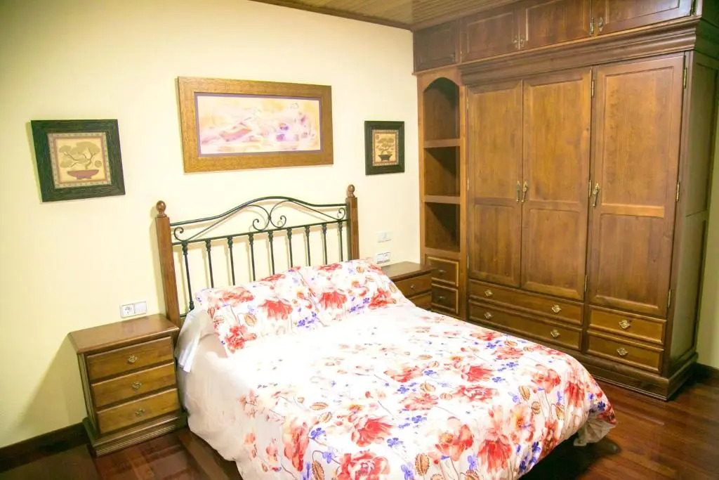 House with 4 bedrooms in Cuntis with wonderful mountain view private pool enclosed garden 18 km from the beach
