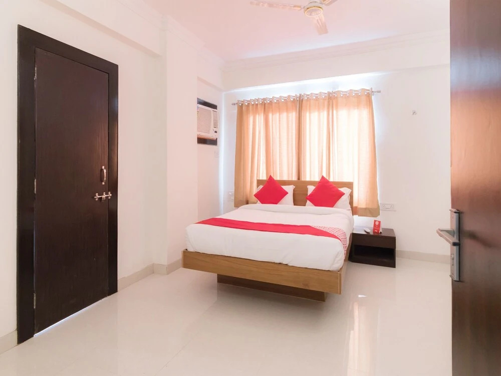 OYO Home 11410 Modern 3BHK Goverdhan Villas