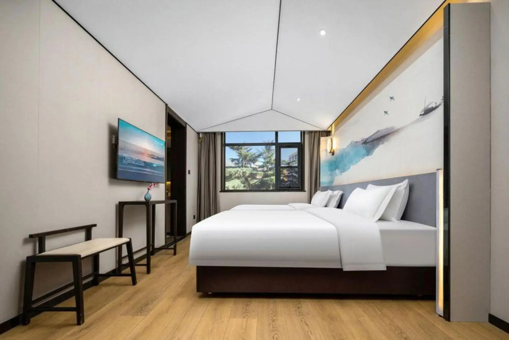 Tuker Global Hotel (Zhengzhou Beach Temple Metro Station Memory Oil Refinery Creative Park Branch)