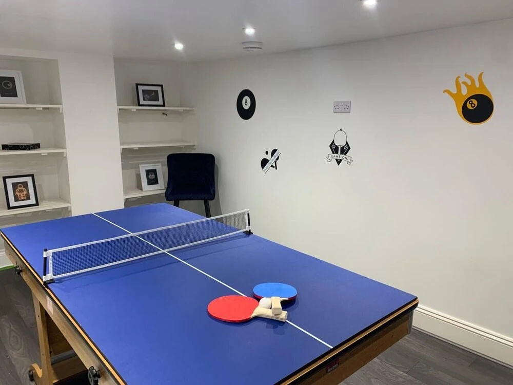 Huge House Pool Table Parking Garden sky tv Wifi