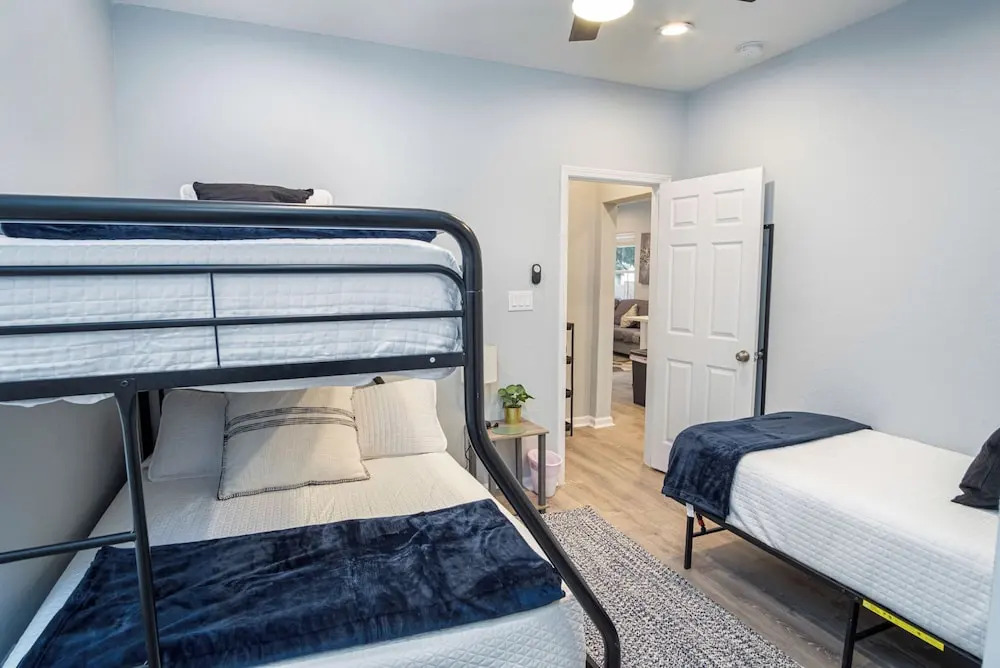 Don't Miss Dynamic 4br/2ba Near Jolly Riverwalk