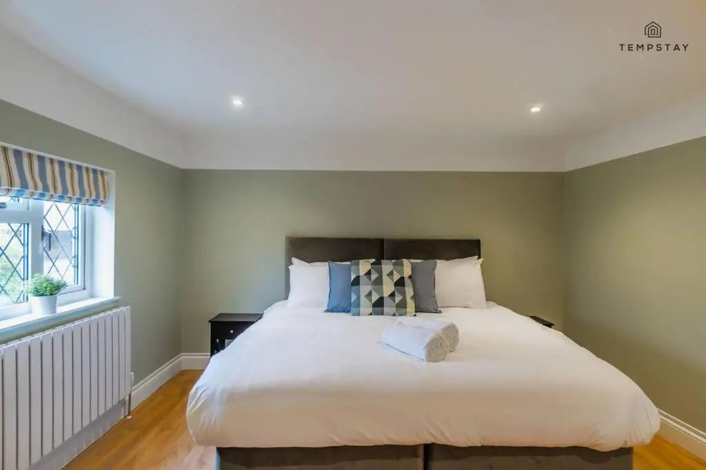 Stylish Home with Free Parking - 10 Mins To Legoland!