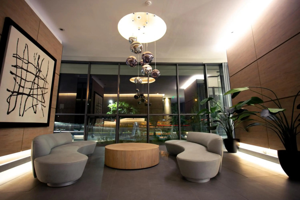 Departamento de lujo en suite, en el piso 38, Las Condes, costado de parques y malls