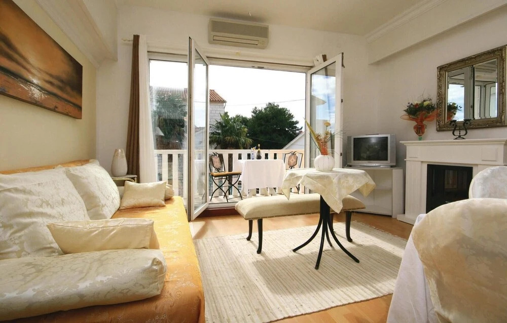Beautiful Home in Brodarica With Wifi and 6 Bedrooms