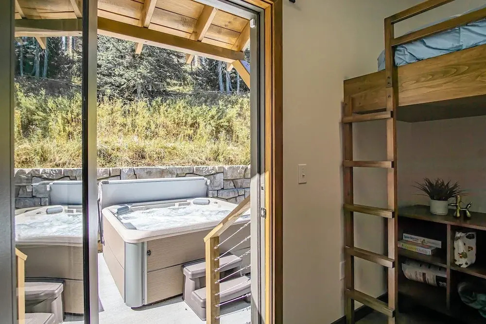 3 Bedroom: Coal Box Beautiful Unique Home Close to Slopes
