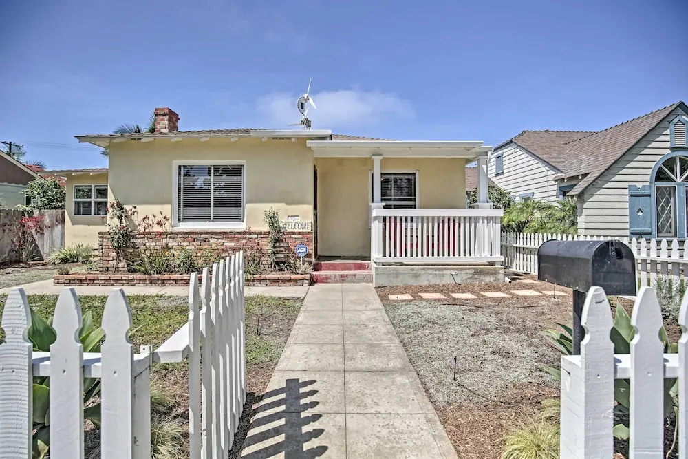 Oceanside Home w/ Yard - Walk to Beach & Pier