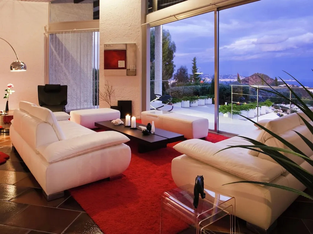 Hilltop Villa in Mandelieu-la-napoule With Sauna & Pool